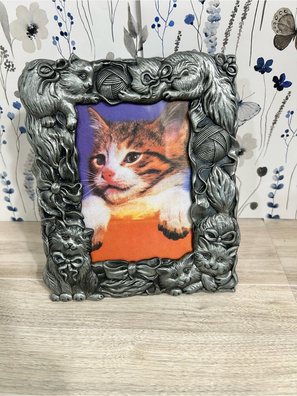 Vintage 3D Pewter Cat Picture Frame – Whimsical Kitten & Yarn Relief